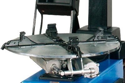 Adjustable rim clamping jaws on the Hofmann Monty 1675-SS turntable providing secure, centered wheel holding