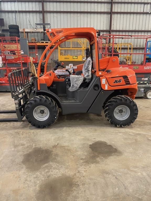 1-18.jpg 2026 SKYTRAK 3013 Telehandler Forklift - Image 1